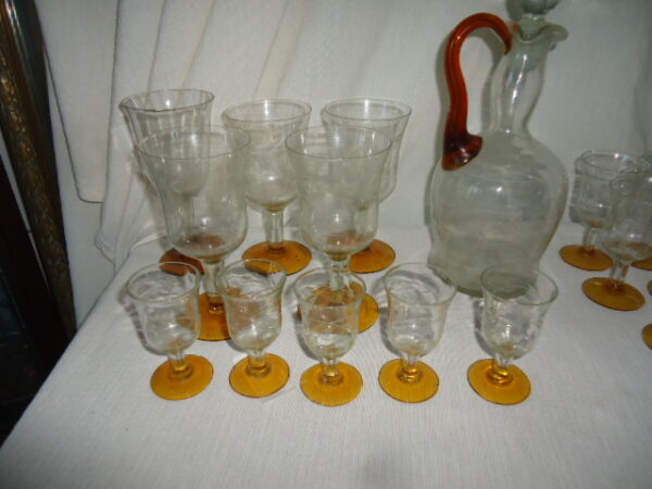 JUEGO DE BOTELLON CRISTAL Y 20 COPAS ANTIGUAS BICOLOR. COD: 49904 - Image 4