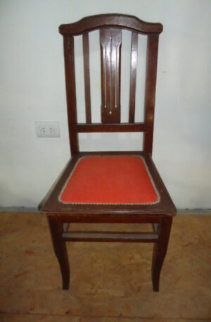 SILLA ANTIGUA DE CEDRO TAPIZADA A NUEVO. COD: 32238