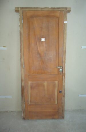 PUERTA EN CEDRO MACIZO LAVADA CON CERRADURAS Y PICAPORTES. COD: 43868