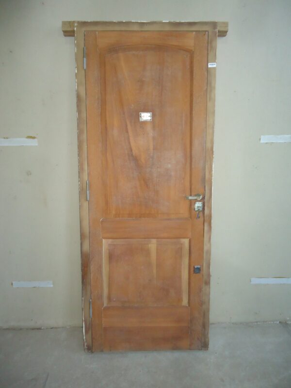 PUERTA EN CEDRO MACIZO LAVADA CON CERRADURAS Y PICAPORTES. COD: 43868