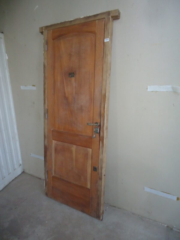 PUERTA EN CEDRO MACIZO LAVADA CON CERRADURAS Y PICAPORTES. COD: 43868 - Image 3