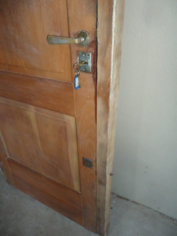 PUERTA EN CEDRO MACIZO LAVADA CON CERRADURAS Y PICAPORTES. COD: 43868 - Image 4