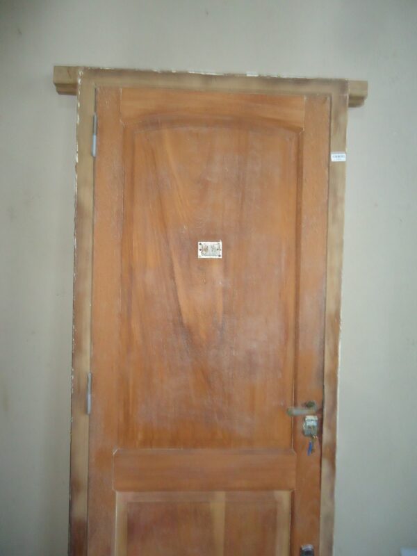 PUERTA EN CEDRO MACIZO LAVADA CON CERRADURAS Y PICAPORTES. COD: 43868 - Image 5