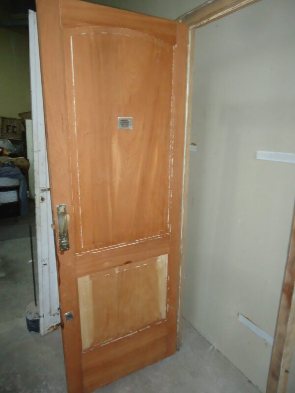 PUERTA EN CEDRO MACIZO LAVADA CON CERRADURAS Y PICAPORTES. COD: 43868 - Image 6