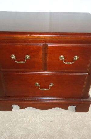 MESA DE LUZ INGLES EN GUINDO MADE IN USA THOMASVILLE FURNITURE. COD: 32716