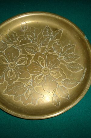 LOTE DE 2 CENICEROS Y PLATO LABRADO EN BRONCE COD: 73208/73210