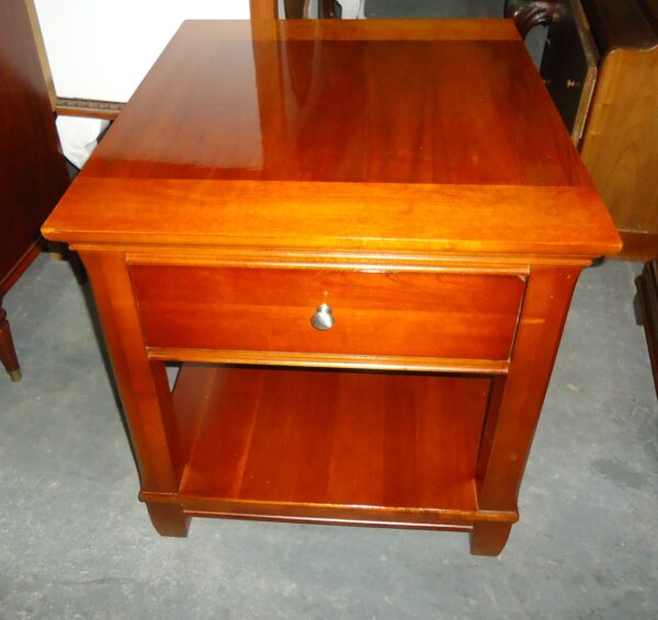 MESA DE SALA COSTADO DE SOFA - SOFA TABLE - EN CEREZO MADE IN USA MESA DE LUZ. COD: 49702/ 54702 / 65604