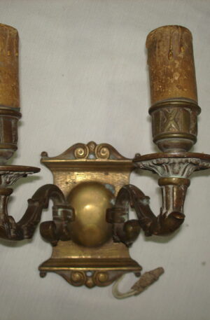 APLIQUE ANTIGUO DE BRONCE DOS LUCES. COD: 18019