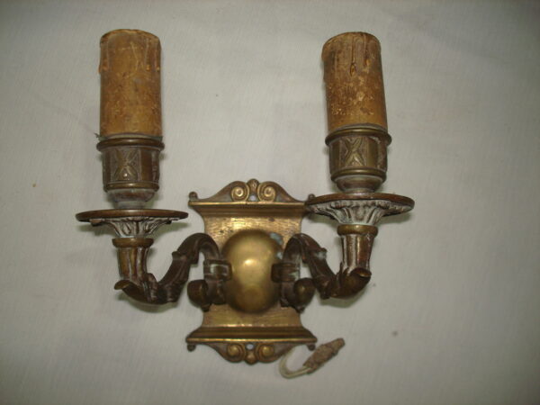 APLIQUE ANTIGUO DE BRONCE DOS LUCES. COD: 18019