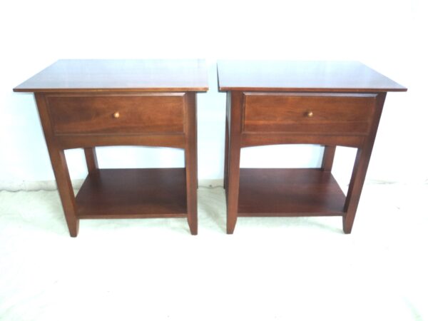 MESA DE SALA COSTADO DE SOFA O BIEN MESA DE LUZ EN GUINDO. COD: 49701 / 73301