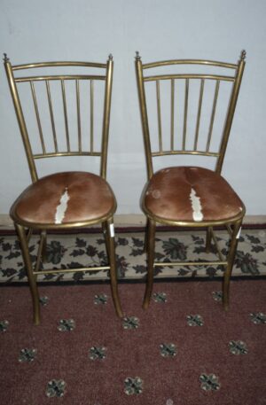 2 SILLAS EN BRONCE MODELO TIFFANY TAPIZADO CUERO VACUNO. COD: 77108