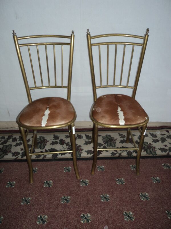 2 SILLAS EN BRONCE MODELO TIFFANY TAPIZADO CUERO VACUNO. COD: 77108