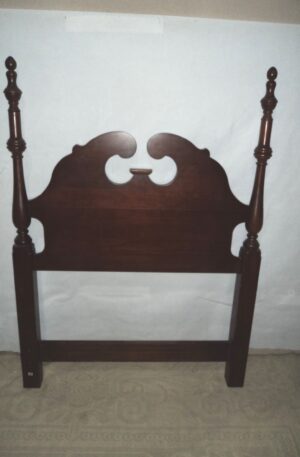 RESPALDO INGLES UNA PLAZA  MADE IN USA EN GUINDO. COD: 79202