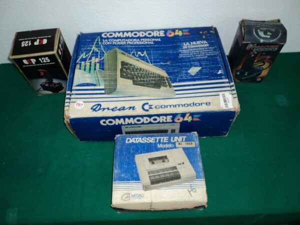 COMPUTADORA VINTAGE COMMODORE 64 + DATASSETTE UNIT + 2 JOYSTICK. COD: 81503