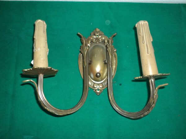 APLIQUE ANTIGUO DOS LUCES EN BRONCE ESTILO INGLES. COD: 80402