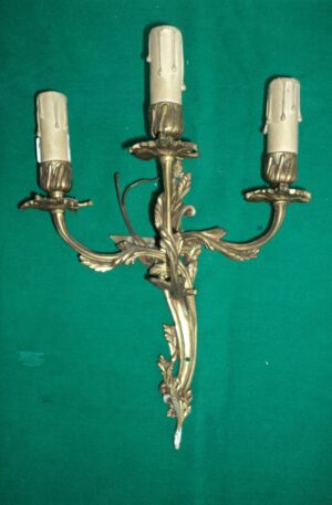APLIQUE ANTIGUO ESTILO FRANCES 3 LUCES BRONCE LABRADO. COD: 80401