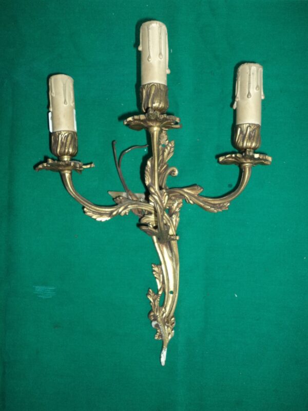 APLIQUE ANTIGUO ESTILO FRANCES 3 LUCES BRONCE LABRADO. COD: 80401