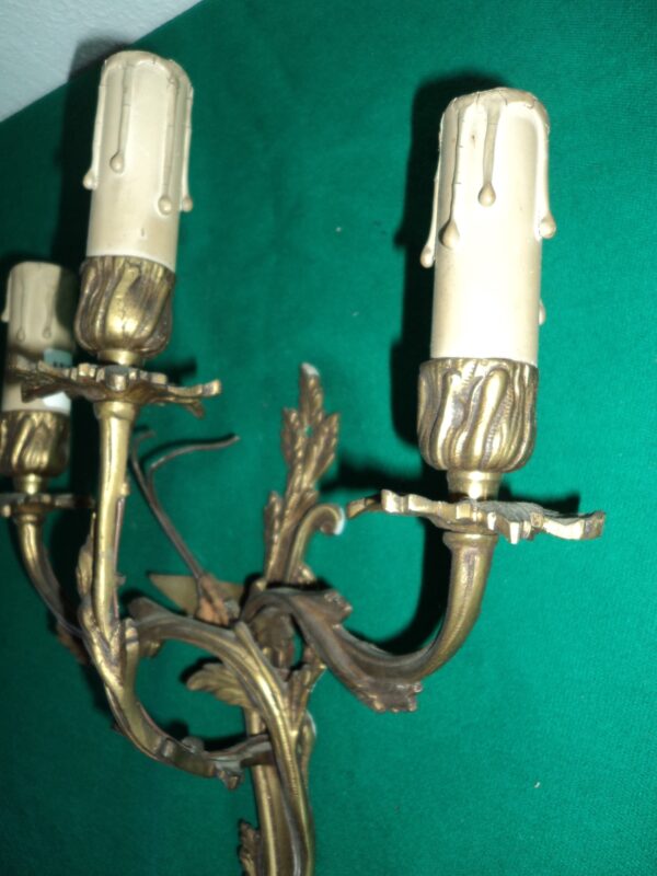APLIQUE ANTIGUO ESTILO FRANCES 3 LUCES BRONCE LABRADO. COD: 80401 - Image 5