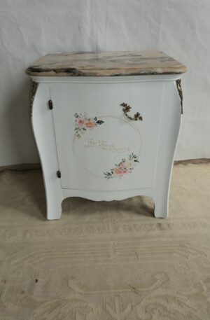 MESA DE LUZ ANTIGUA ESTILO FRANCES CON MARMOL, SHABY CHIC ROMANTIC. COD: 79002