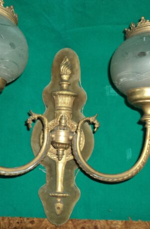 APLIQUE DOS LUCES EN BRONCE CON TULIPAS DE VIDRIO ESMERILADO. COD:83903