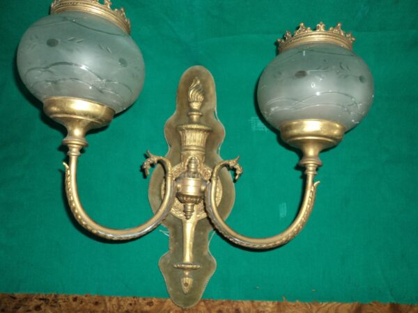 APLIQUE DOS LUCES EN BRONCE CON TULIPAS DE VIDRIO ESMERILADO. COD:83903
