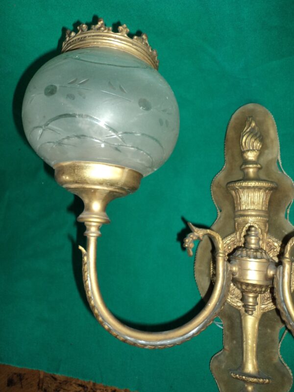 APLIQUE DOS LUCES EN BRONCE CON TULIPAS DE VIDRIO ESMERILADO. COD:83903 - Image 4