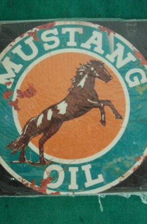 CARTEL VINTAGE PLOTEADO SOBRE GALVANIZADO MUSTANG OIL. COD: 31011