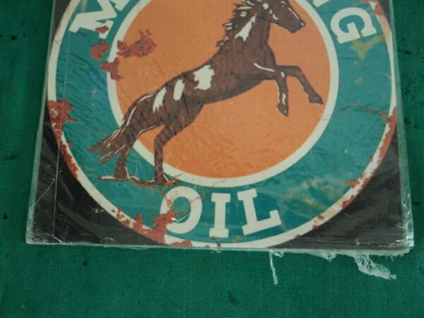 CARTEL VINTAGE PLOTEADO SOBRE GALVANIZADO MUSTANG OIL. COD: 31011 - Image 4