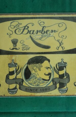 CARTEL VINTAGE PLOTEADO SOBRE GALVANIZADO BARBER SHOP. COD: 30314