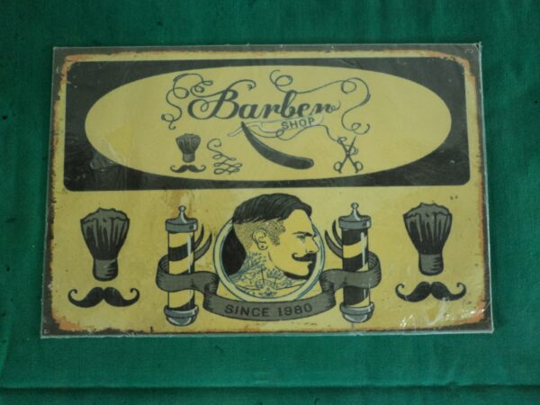 CARTEL VINTAGE PLOTEADO SOBRE GALVANIZADO BARBER SHOP. COD: 30314