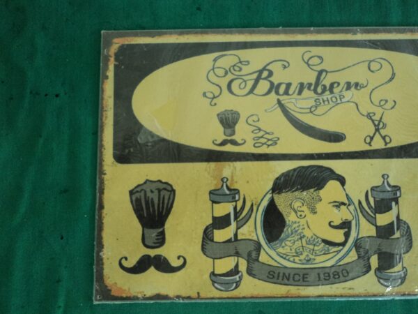 CARTEL VINTAGE PLOTEADO SOBRE GALVANIZADO BARBER SHOP. COD: 30314 - Image 3