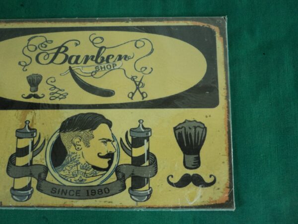 CARTEL VINTAGE PLOTEADO SOBRE GALVANIZADO BARBER SHOP. COD: 30314 - Image 4