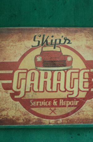 CARTEL VINTAGE PLOTEADO SOBRE GALVANIZADO GARAGE SERVICE & REPAIR. COD: 31007
