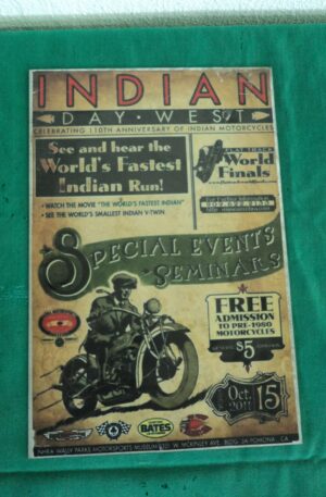 CARTEL VINTAGE PLOTEADO SOBRE GALVANIZADO INDIAN DAY WEST. COD: 31006