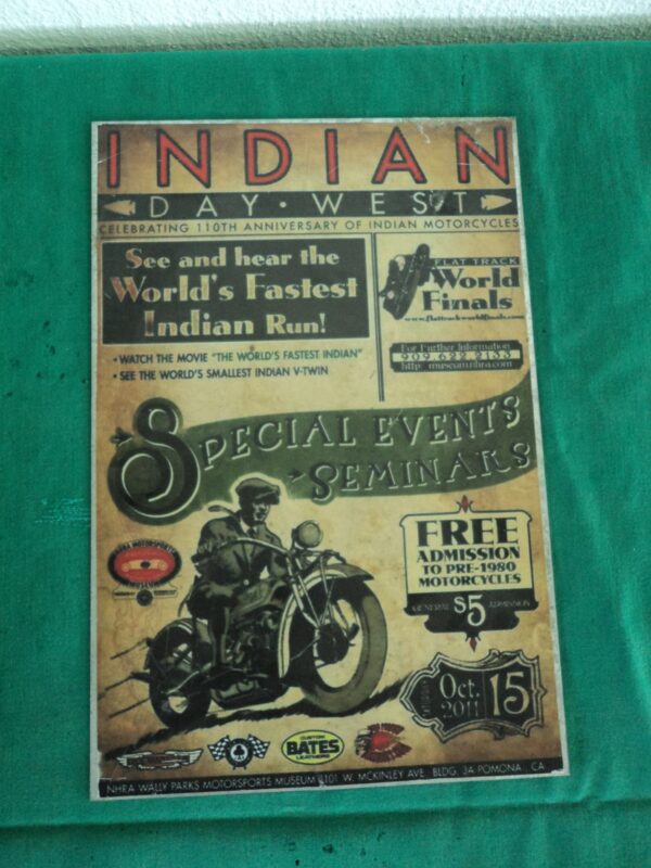 CARTEL VINTAGE PLOTEADO SOBRE GALVANIZADO INDIAN DAY WEST. COD: 31006