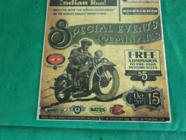 CARTEL VINTAGE PLOTEADO SOBRE GALVANIZADO INDIAN DAY WEST. COD: 31006 - Image 4