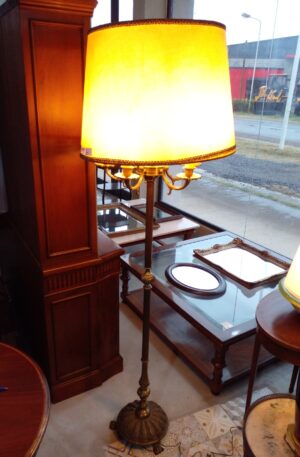 LAMPARA DE PIE ANTIGUA DE BRONCE ESTILO INGLES 4 LUCES. COD: 89306