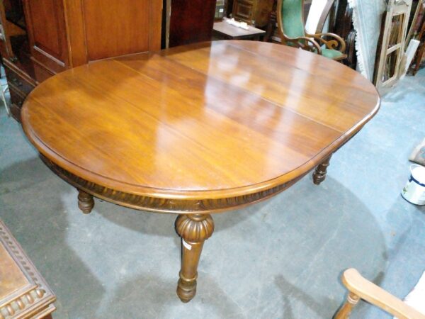 MESA DE COMEDOR ANTIGUA ESTILO RENACIMIENTO EN NOGAL. COD: 87401
