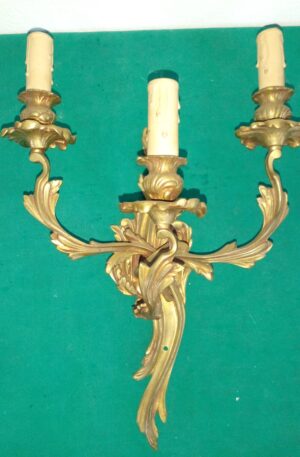 APLIQUE FRANCES ANTIGUO TRES LUCES DE BRONCE DORADO AL MERCURIO. COD: 89423