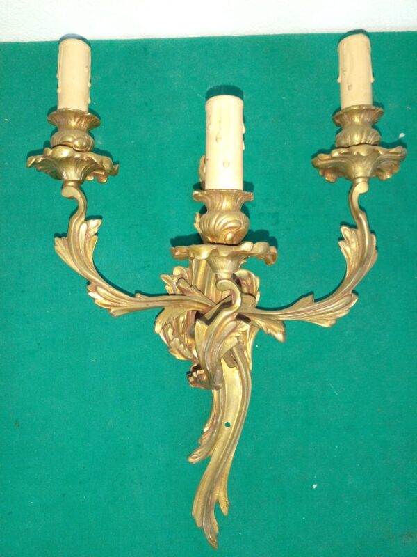 APLIQUE FRANCES ANTIGUO TRES LUCES DE BRONCE DORADO AL MERCURIO. COD: 89423