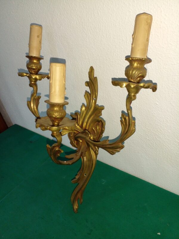 APLIQUE FRANCES ANTIGUO TRES LUCES DE BRONCE DORADO AL MERCURIO. COD: 89423 - Image 3
