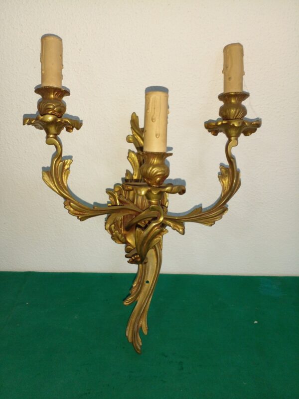 APLIQUE FRANCES ANTIGUO TRES LUCES DE BRONCE DORADO AL MERCURIO. COD: 89423 - Image 4