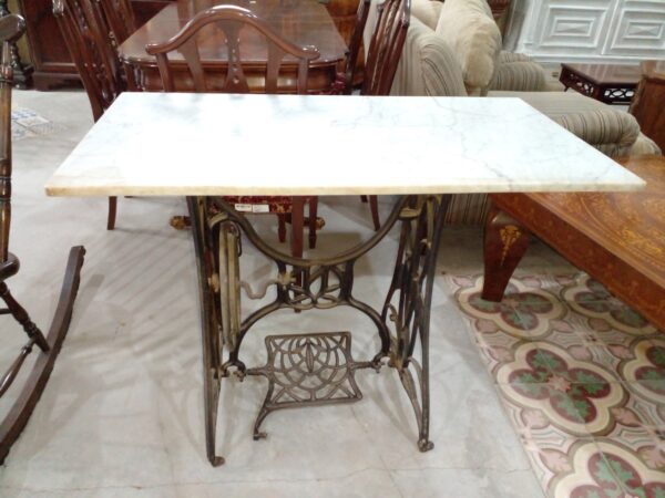 MESA CON MARMOL CARRARA, PIE DE MAQUINA DE COSER NAUMANN. COD: 89448