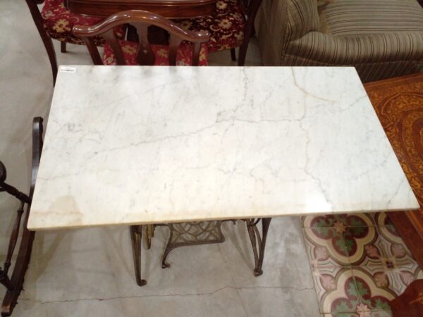 MESA CON MARMOL CARRARA, PIE DE MAQUINA DE COSER NAUMANN. COD: 89448 - Image 3