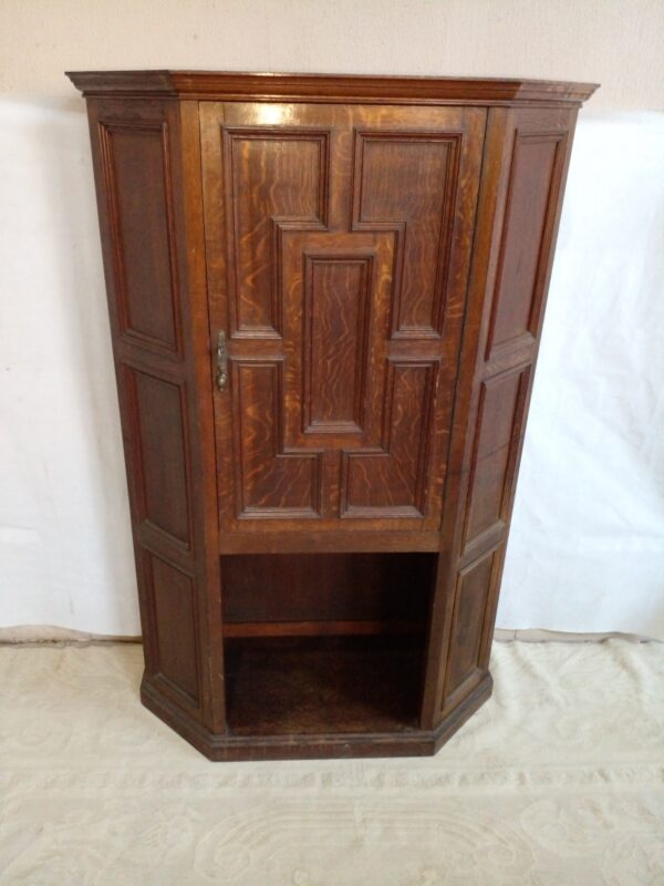 MUEBLE DE ROBLE ANTIGUO REPLANADO TIPO DESPENSERO. COD: 83808