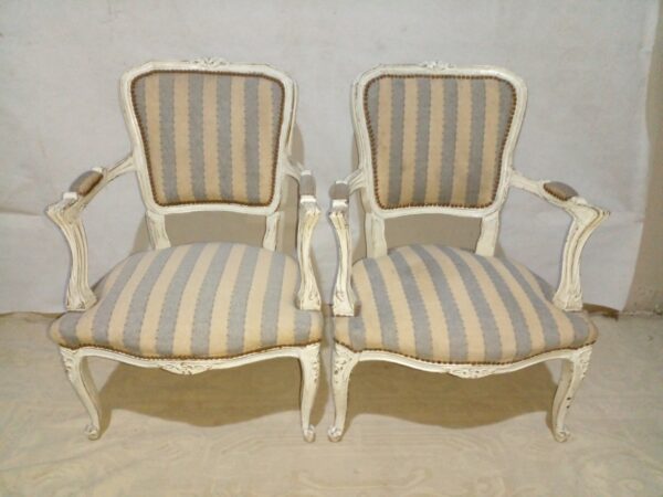 2 SILLONES ESTILO FRANCES LUIS XV PATINADOS Y TAPIZADOS. COD: 90002