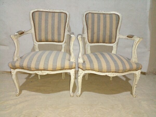 2 SILLONES ESTILO FRANCES LUIS XV PATINADOS Y TAPIZADOS. COD: 90002 - Image 4