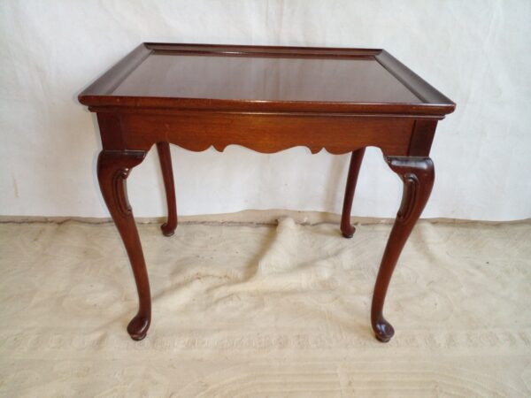 MESA DE SALA COSTADO DE SOFA ( SOFA TABLES ) INGLES REINA ANA CAOBA. COD: 69501