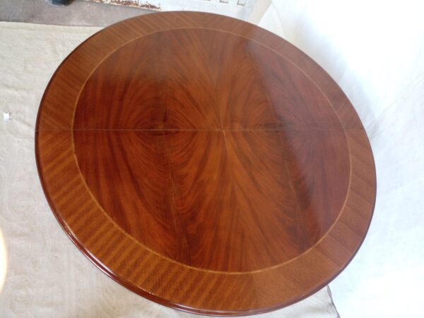 MESA DE COMEDOR ESTILO INGLES PLUMA DE CAOBA CON TABLA DE ALARGUE. COD: 90504 - Image 8