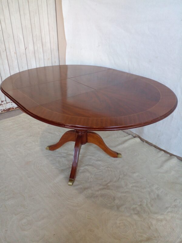 MESA DE COMEDOR ESTILO INGLES PLUMA DE CAOBA CON TABLA DE ALARGUE. COD: 90504